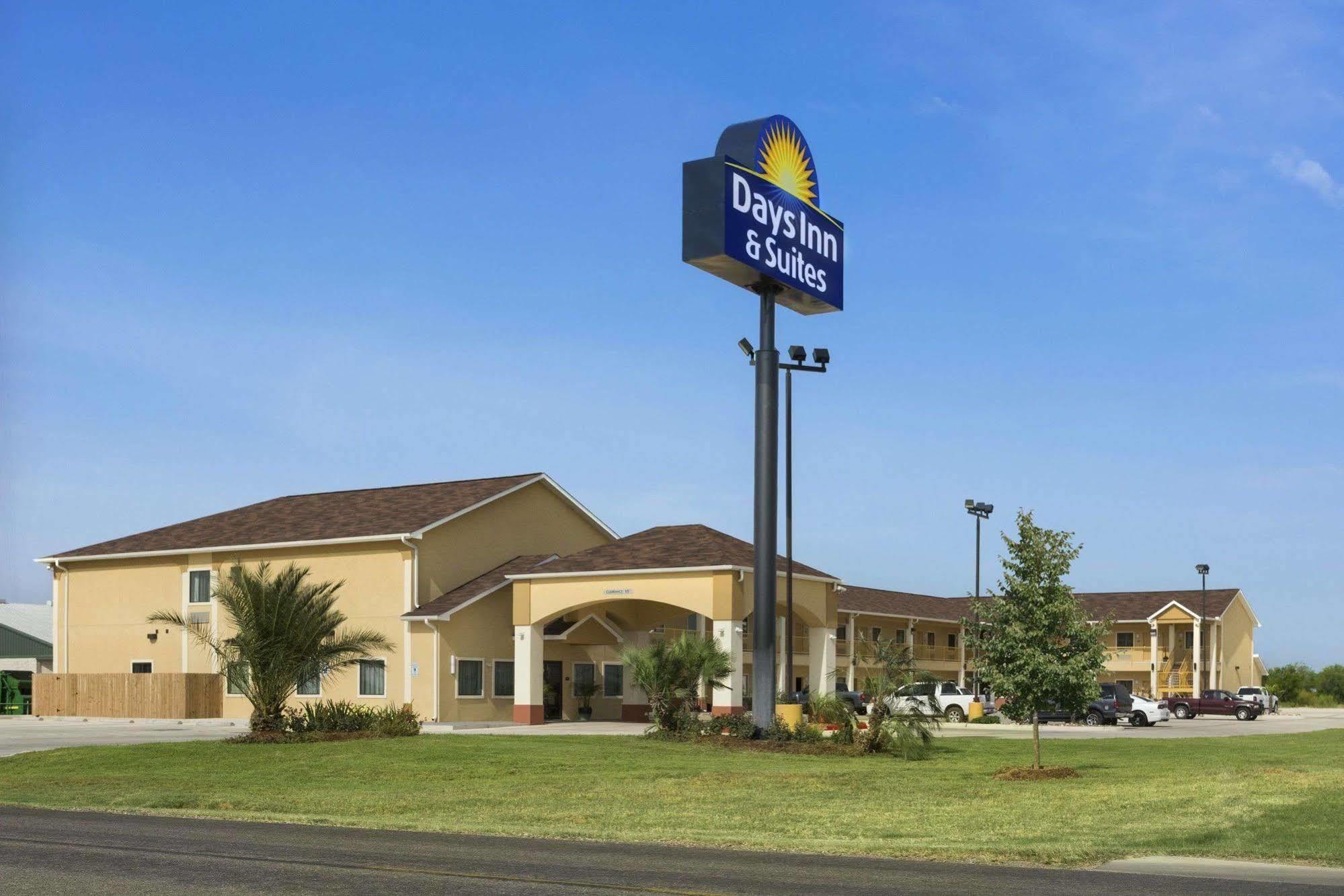 Days Inn Pearsall 외부 사진