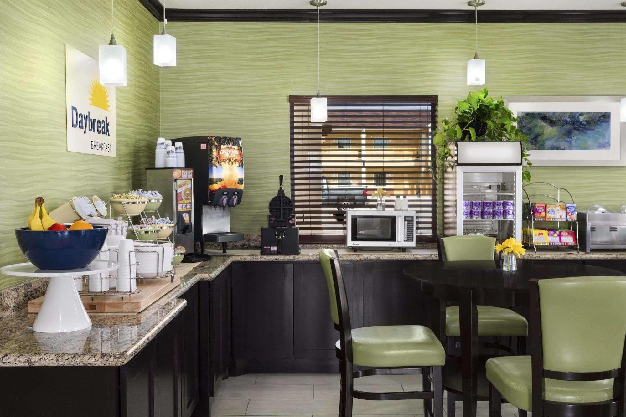 Days Inn Pearsall 외부 사진