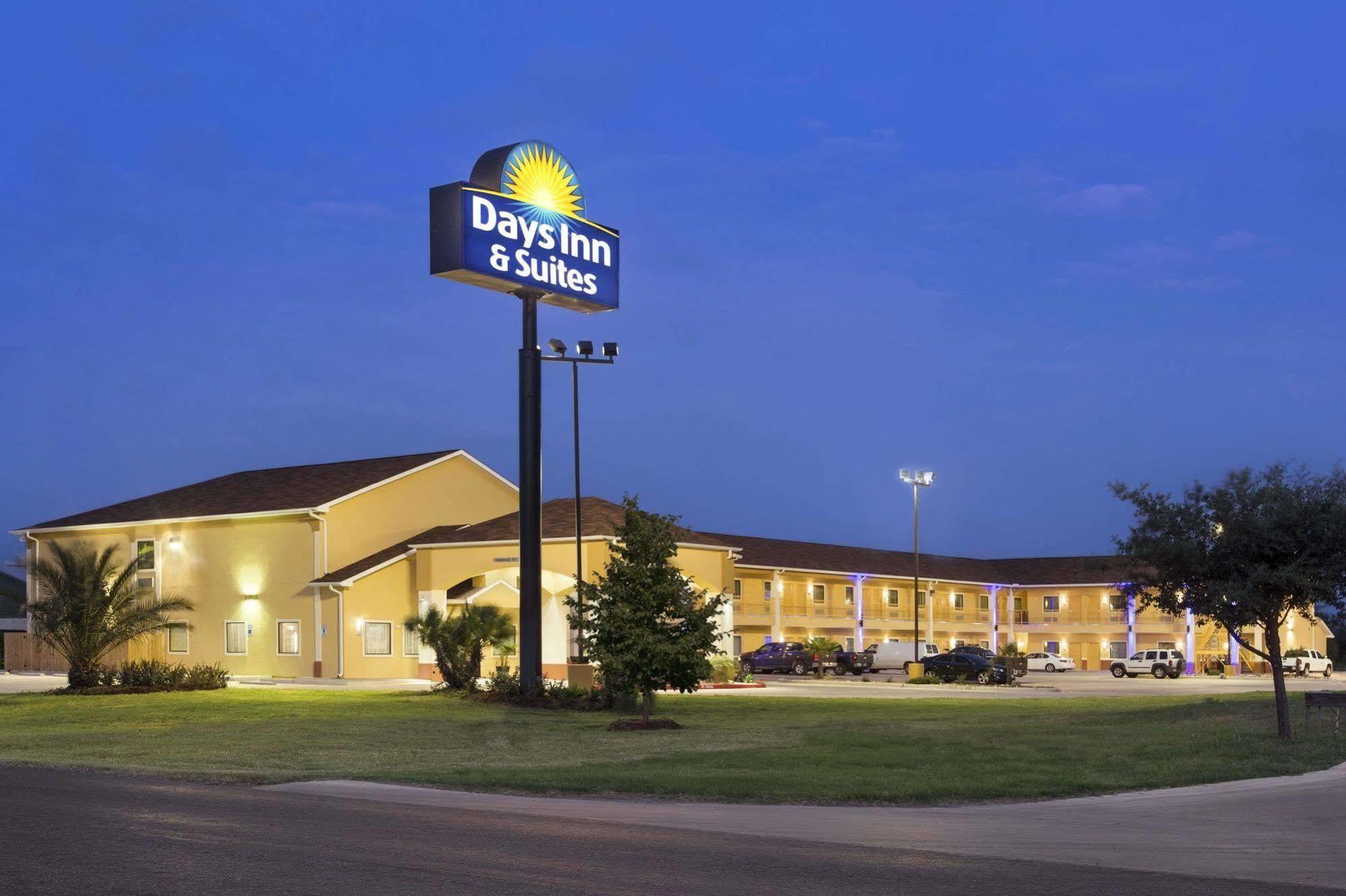Days Inn Pearsall 외부 사진
